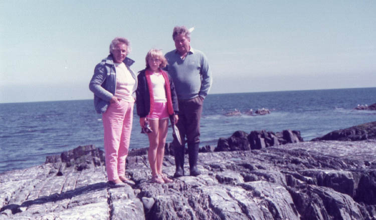 Ruth with her parents on a day out in the coast in 1983