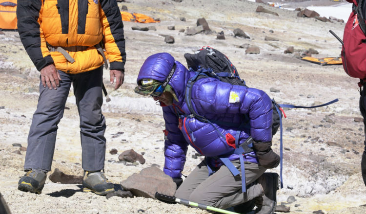 Ranulph struggling before being evacuated from the mountain